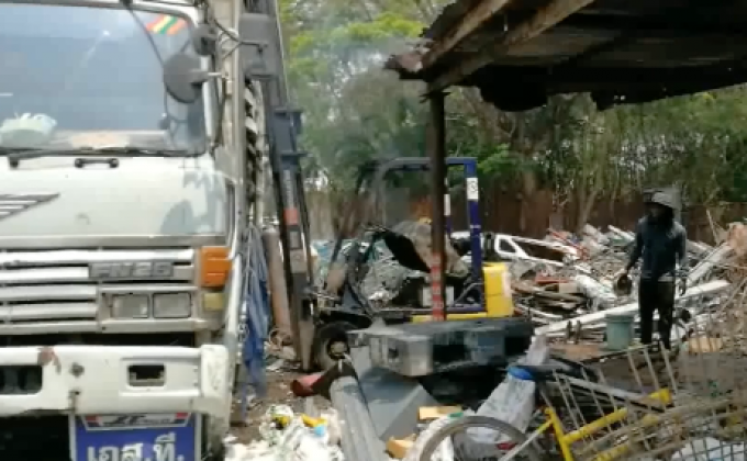 ถังแก๊สแอลพีจีระเบิดไฟไหม้รถ 2 คัน เจ็บ 2 คน