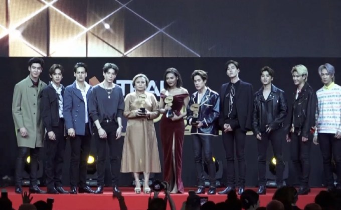 คนบันเทิงตบเท้ารับรางวัล MThai Top Talk-About 2019