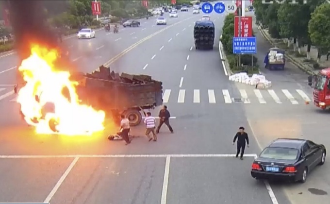 นักบิดจีนพุ่งชนรถบรรทุกระเบิดไฟลุกท่วมตัว