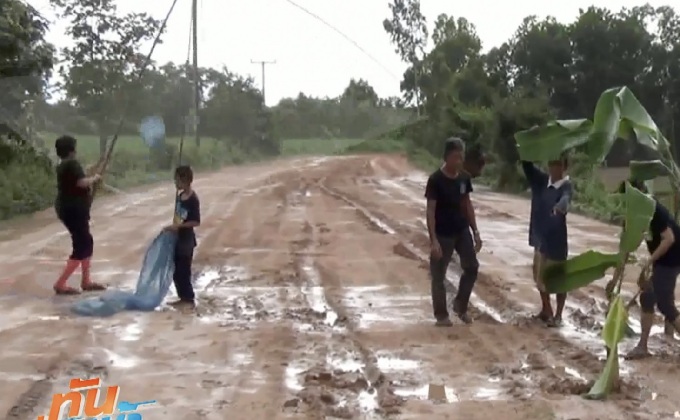ชาวบ้านโวยถนนพังมานาน 20 ปี