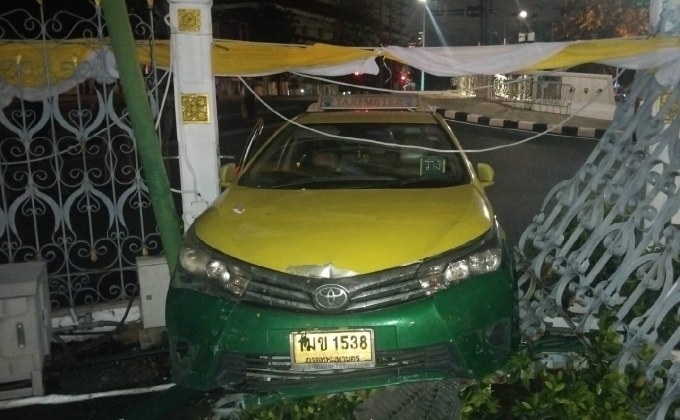 แท็กซี่เมา พุ่งชนรั้วทำเนียบฯ ตี 3 ดึกวุ่นกลางกรุง