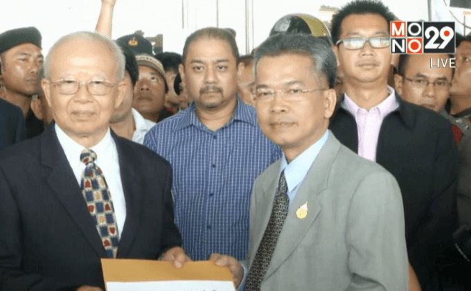 ลูกศิษย์วัดพระธรรมกายยื่นหนังสือขอความเป็นธรรม