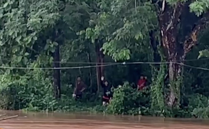 น้ำป่าทะลักชาวบ้านติดเกาะร้องขอความช่วยเหลือ