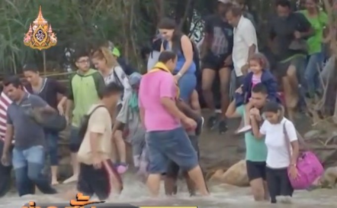 ชาวเวเนซุเอลาลุยข้ามแม่น้ำเพื่อเข้าไปยังโคลอมเบีย