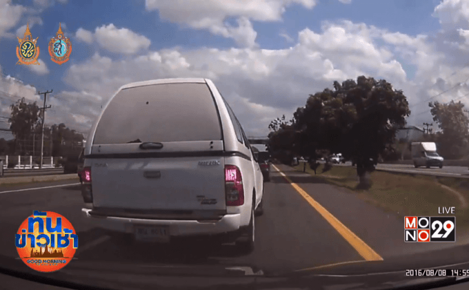 พนง.ขับรถบริษัท ฉุนโดนบีบแตรใส่ ถอยชน-ต่อยหน้าซ้ำ