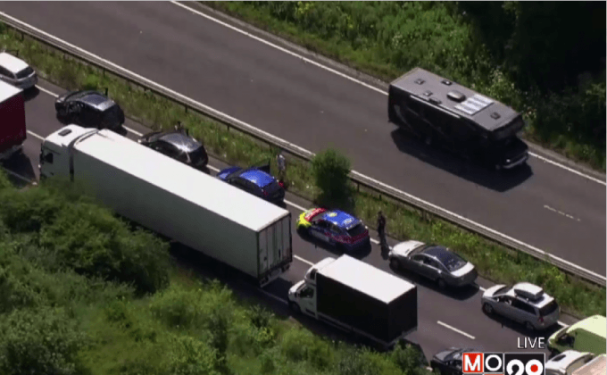 รถติดเป็นทางยาวใกล้อุโมงค์ช่องแคบอังกฤษ