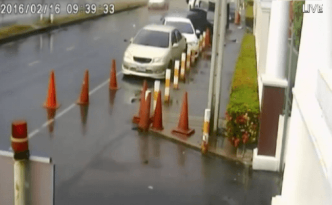 กระบะเสียหลักข้ามเกาะกลางพุ่งชนรถยนต์ 6 คัน