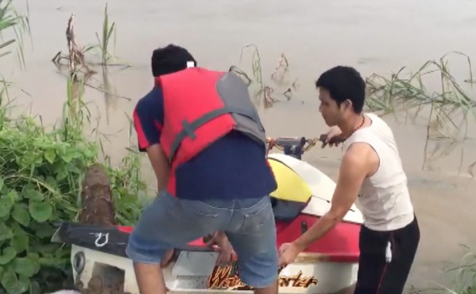 ชาวบ้านเร่งกู้สปีดโบ๊ทจมแม่น้ำเจ้าพระยา