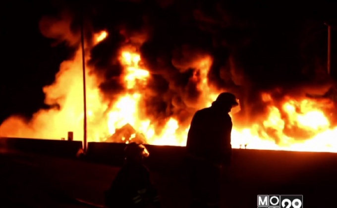 ไฟไหม้รถบรรทุกน้ำมัน4หมื่นลิตร จ.อุตรดิตถ์