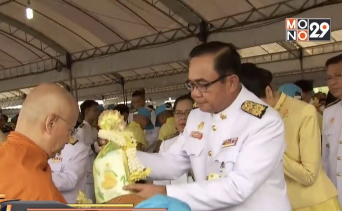 นายกฯ ทำบุญตักบาตรเนื่องในวันคล้ายวันสวรรคต ร.9