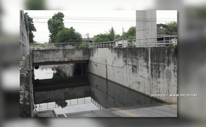 เขตประเวศติดป้ายห้ามใช้อุโมงค์หมู่บ้านหลังพบน้ำรั่วอีก