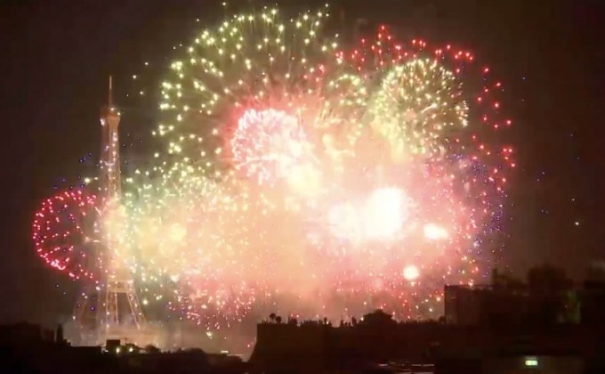 ฝรั่งเศสจุดดอกไม้ไฟฉลองวันชาติที่หอไอเฟล