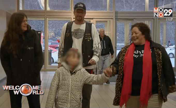 เด็กหญิงเหยื่อไฟไหม้ได้รับของขวัญคริสต์มาส