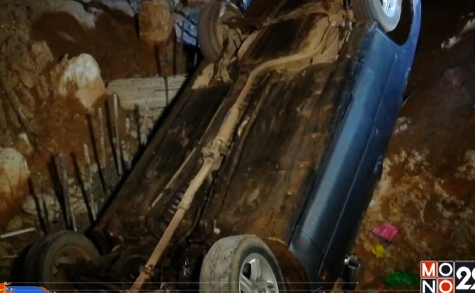 รถยนต์พุ่งตกลงไปในพื้นที่ก่อสร้างร้องไม่เปิดไฟเตือน