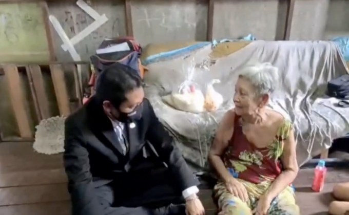 ระทึกบ้านเก่ากว่า 40 ปี ทรุดพัง ขณะคณะบุญเข้าช่วยยายวัย 82 ปี