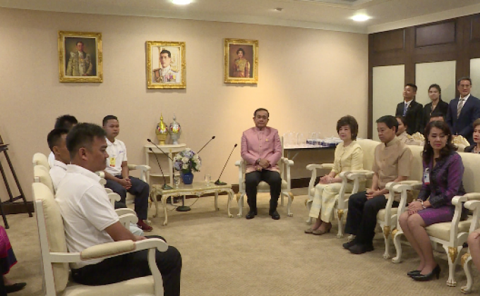 นายกฯ มอบโล่ 8 พลเมืองดี ช่วยครอบครัวติดรถไฟไหม้