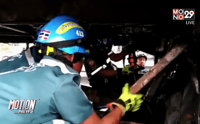 รถทัวร์ปรับอากาศยางระเบิดชนขอบทางจนไฟไหม้