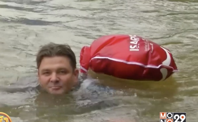 ชายชาวเยอรมันว่ายน้ำไปทำงานหลีกเลี่ยงปัญหาจราจร