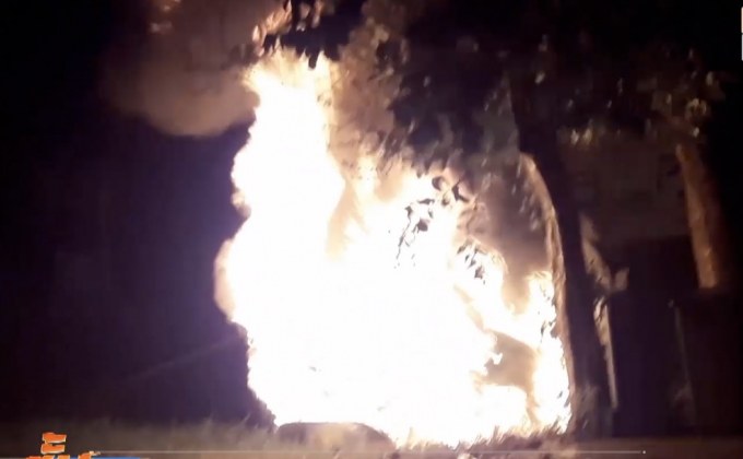 แท็กซี่ชนต้นไม้ไฟคลอกเสียชีวิต จ.พิษณุโลก