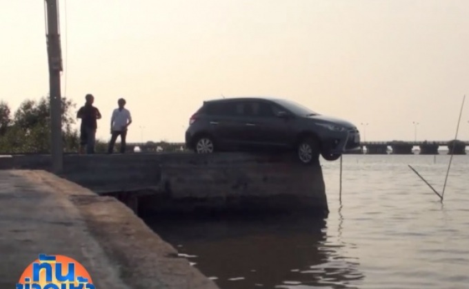 ใส่เกียร์ผิด รถเกยขอบปูน หวิดตกทะเล