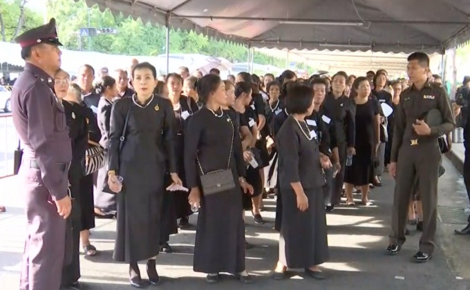 ประชาชนหลั่งไหลเข้าสักการะพระบรมศพเนืองแน่น