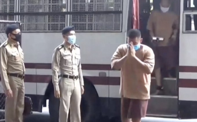 คุมตัว ผอ.กอล์ฟ ขึ้นศาลนัดแรก เจ้าตัวยกมือไหว้ตลอดทาง