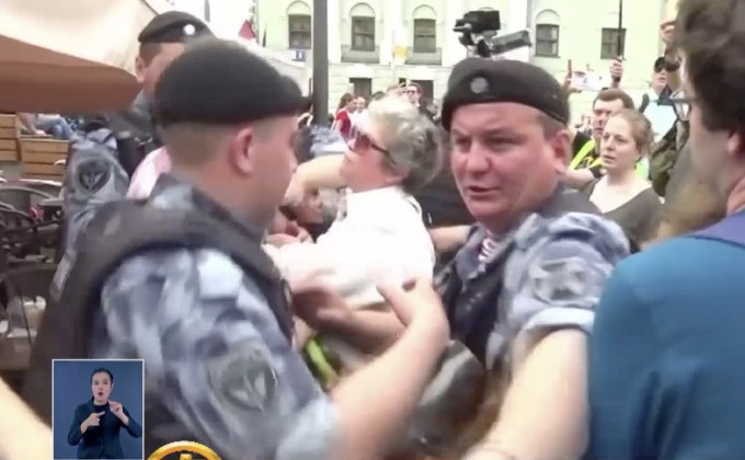 จับผู้ชุมนุมรัสเซียค้านกรณีนักข่าวถูกยัดข้อหาค้ายา