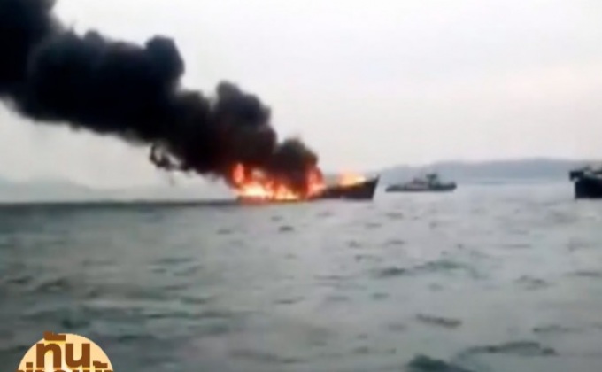 ระทึก! ไฟไหม้เรือลากจูง จมดิ่งกลางทะเล