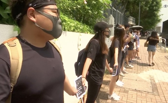นักศึกษาฮ่องกงจับมือเป็นโซ่มนุษย์สนับสนุนผู้ประท้วง