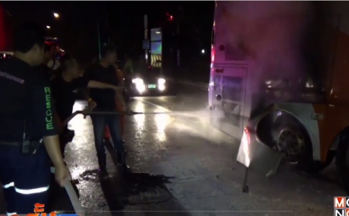 ไฟไหม้ล้อรถโดยสาร จ.กำแพงเพชร