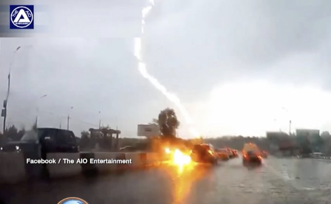 นาทีฟ้าผ่ารถยนต์ในรัสเซีย