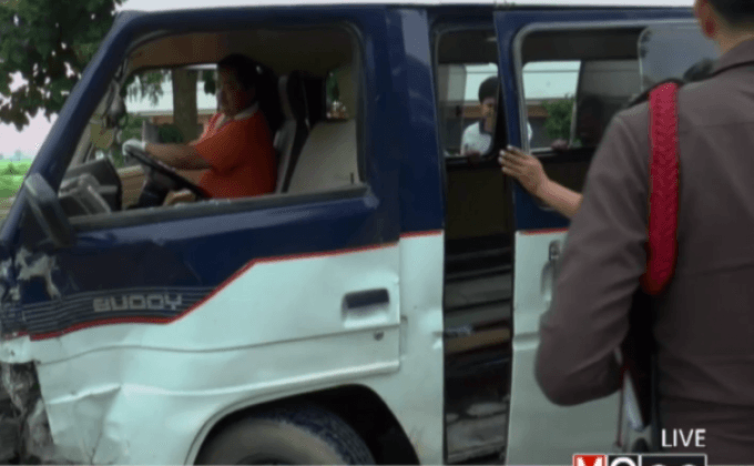 รถตู้รับส่งนักเรียนชนกระบะเด็กบาดเจ็บ 11 คน