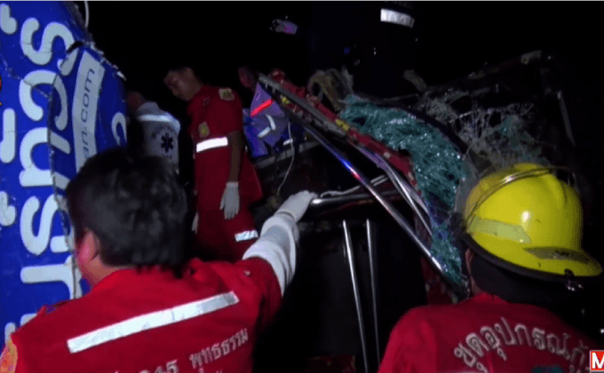 รถทัวร์กรุงเทพฯ-ร้อยเอ็ด ชนรถพ่วงตาย 2 เจ็บ 40 คน