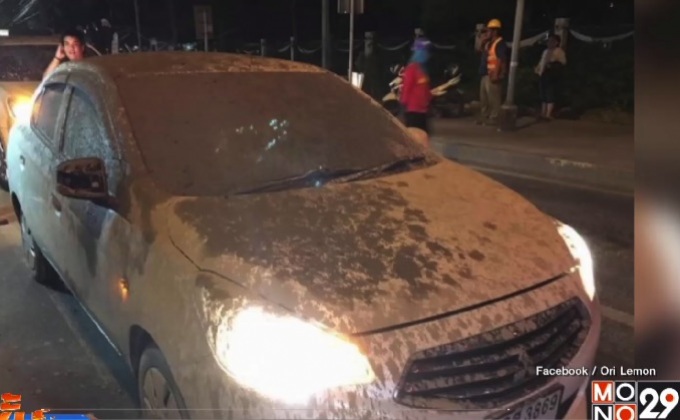 รถยนต์ถูกปูนก่อสร้างรถไฟฟ้าหล่นใส่เสียหายทั้งคัน