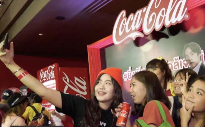 “โค้ก”  “ยิ่งเปิดใจ ยิ่งใกล้กัน”