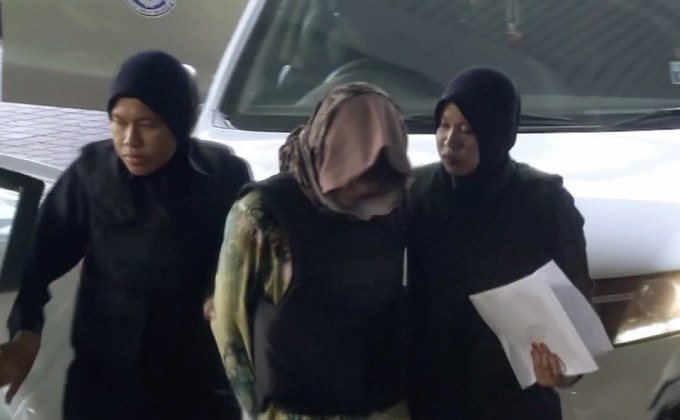 2 ผู้ต้องหาคดีสังหารนายคิมจองนัมถูกนำตัวขึ้นศาล