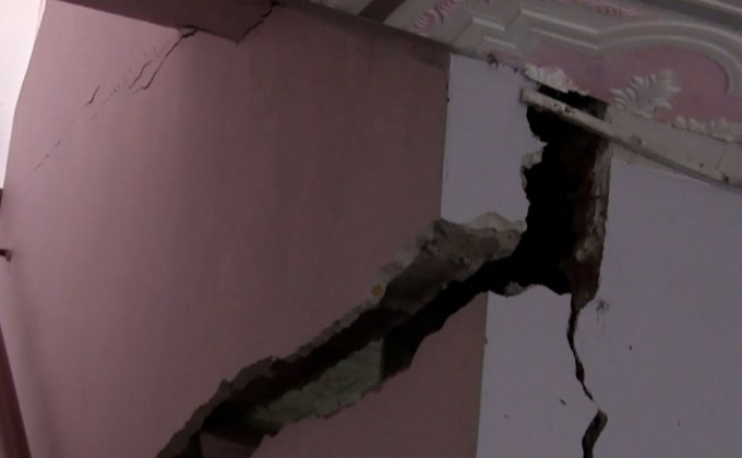 ผวา! บ้านทรุดพังระนาว 5 หลังรวด