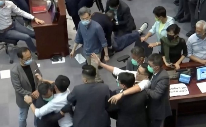 สภาฮ่องกงป่วนอีก ปะทะปมเพลงชาติจีน