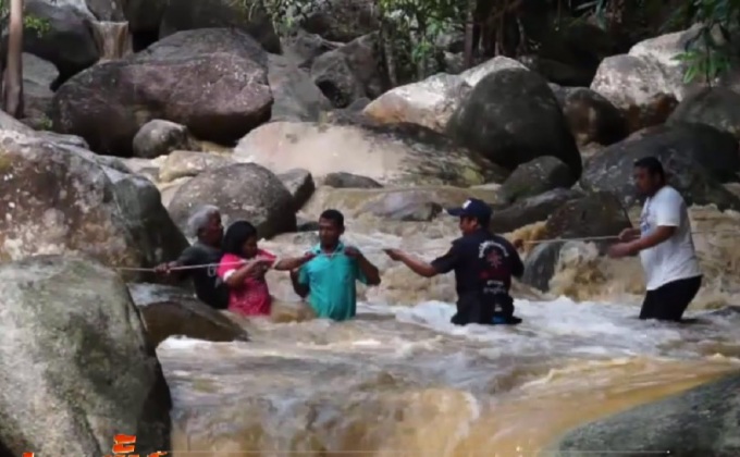 ช่วยเหลือผู้ประสบเหตุติดค้างน้ำตกหินลาด