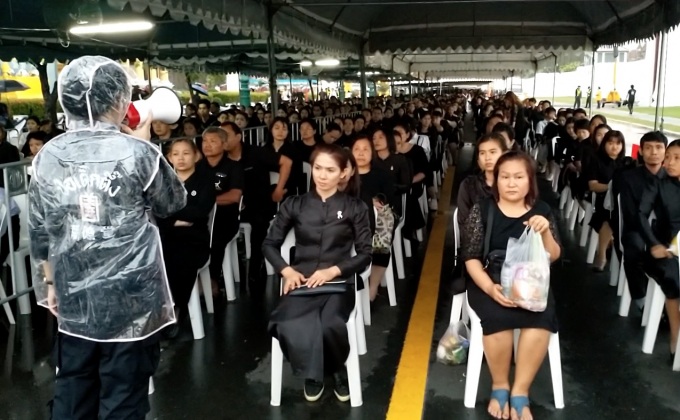 ประชาชนหลั่งไหลกราบพระบรมศพวันสุดท้าย