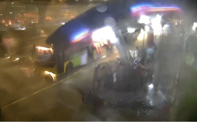 ป้ายรถเมล์ หน้า ปตท. พังถล่ม