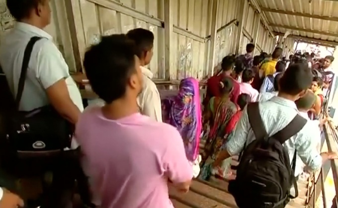 ชาวอินเดียวิ่งหลบฝนเหยียบกันตาย 22 ราย