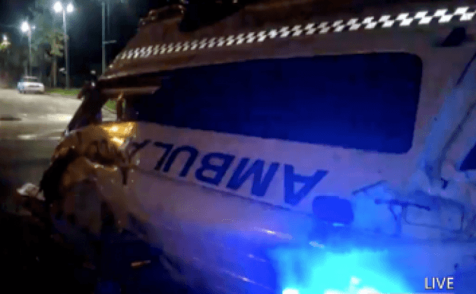 รถฉุกเฉิน รพ.พลิกคว่ำสาหัส 2 คน