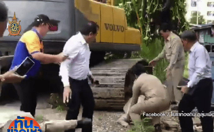 ระทึก! นายกเทศมนตรีคลองหลวง ถูกแบคโฮถอยทับข้อเท้า