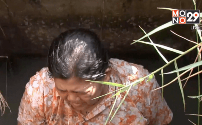 สาวใหญ่พลาดตกท่อลึกกว่า 2 เมตร