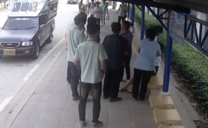 สาวแจ้งความเอาผิดคนขับทำตกรถหน้ากระแทกพื้น