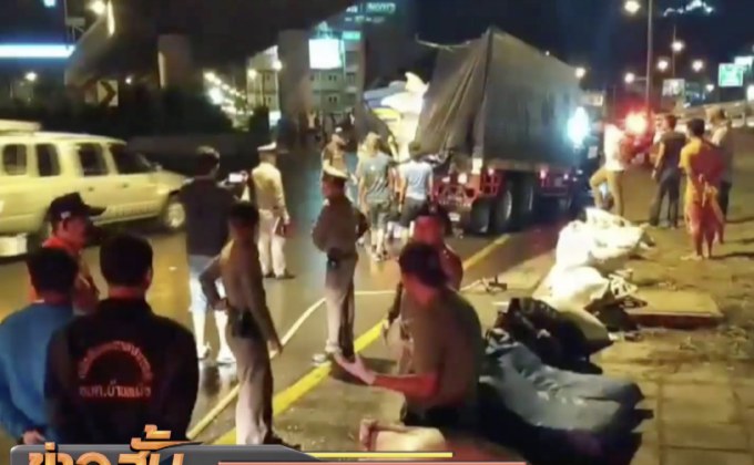 สิบล้อคว่ำ “ยาไอซ์” เกลื่อนถนน มูลค่า 240 ล้าน