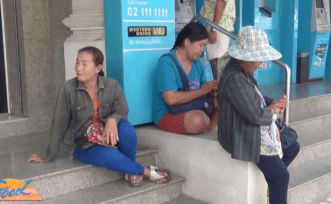 แม่ค้าขายหวยจองหน้าตู้เอทีเอ็มซื้อสลากออนไลน์