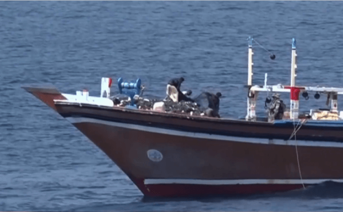 จับกุมเรือประมงลักลอบขนอาวุธ