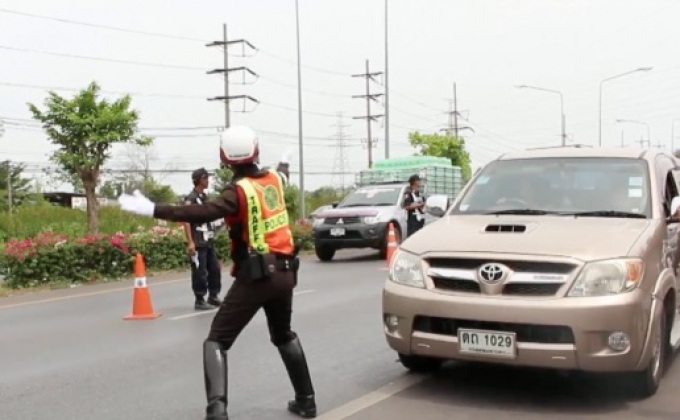 ตำรวจราชบุรีโชว์สเต็ปแดนซ์โบกรถ